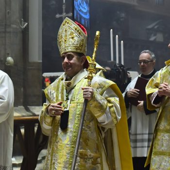 Arcybiskup Mario Delpini podczas procesji wejścia w katedrze mediolańskiej, fot.: .chiesadimilano.it