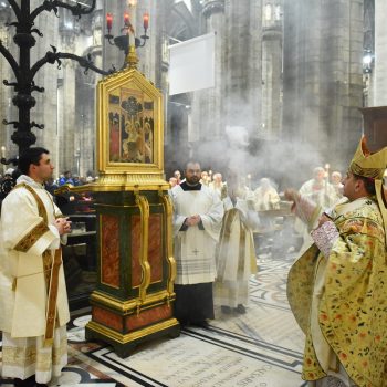 Arcybiskup Mario Delpini okadza specjalny wizerunek, który niesiony jest w procesji podczas święta 2 lutego, fot.: .chiesadimilano.it